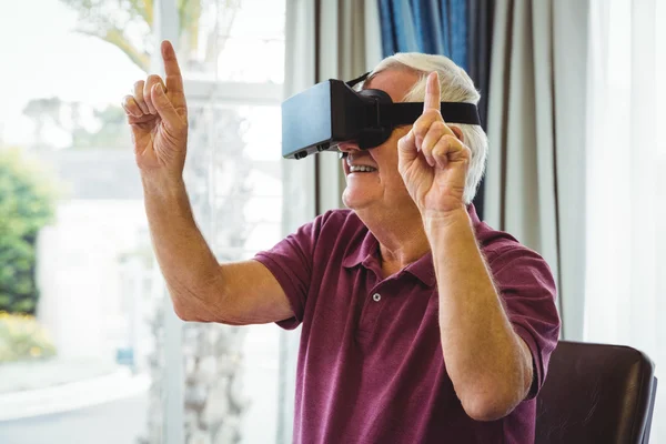 Starszy człowiek za pomocą urządzenia wirtualnej rzeczywistości — Zdjęcie stockowe
