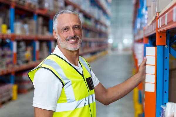 Porträt eines glücklichen Arbeiters posiert — Stockfoto