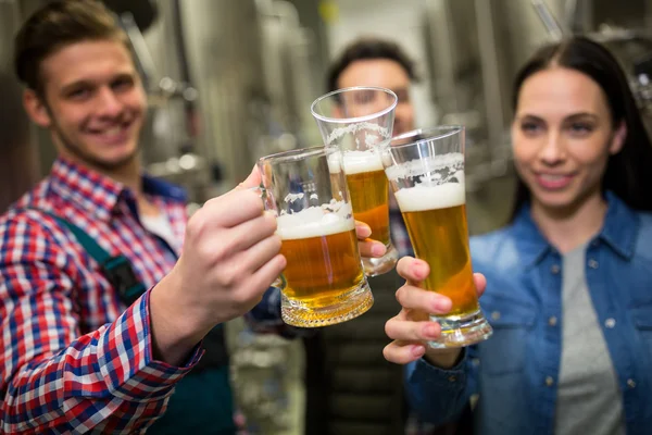 Brauer stoßen in Brauereifabrik auf Bier an — Stockfoto