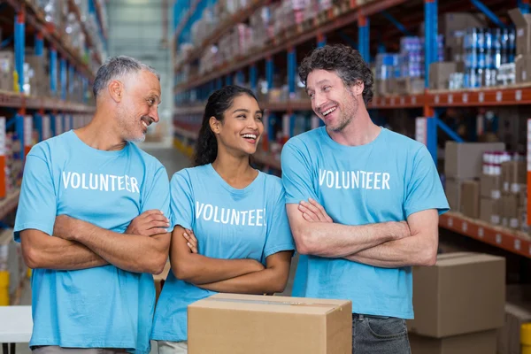 Εθελοντές έχουν γέλιο και κοιτάζοντας ο ένας τον άλλον — Φωτογραφία Αρχείου