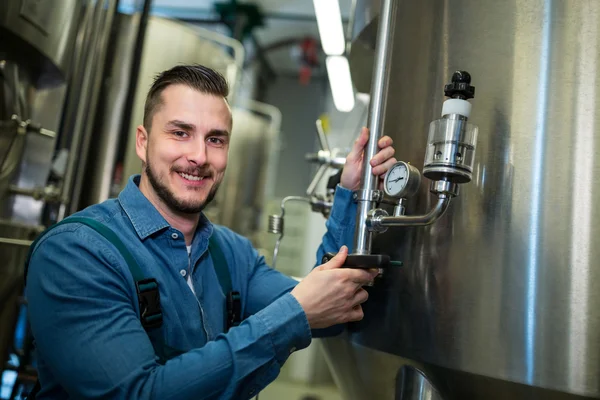 Brewer controle van druk op de brouwerij — Stockfoto
