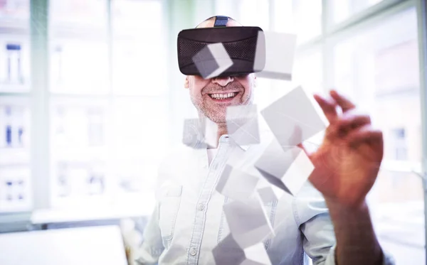 Designer gráfico usando headset de realidade virtual — Fotografia de Stock