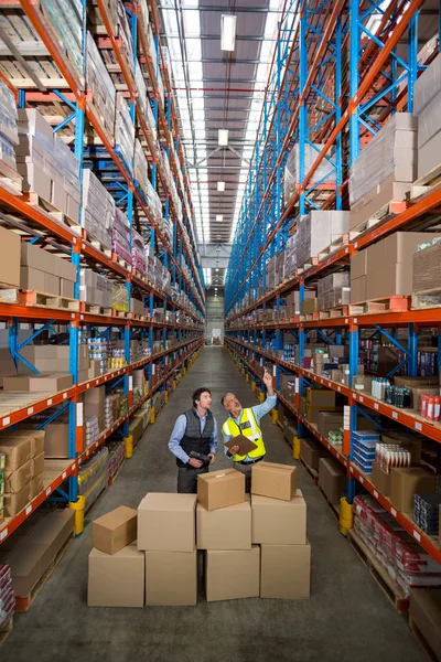 Vista dei manager stanno cercando e puntando scaffali — Foto Stock