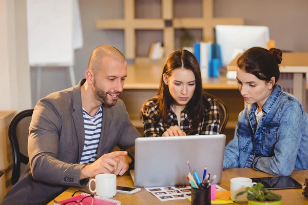 Team von Grafikdesignern arbeitet am Laptop — Stockfoto