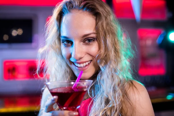 Frau mit Cocktailglas — Stockfoto