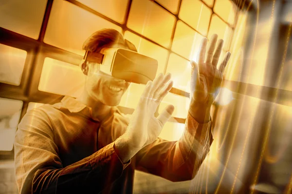 Empresário usando dispositivo de realidade virtual — Fotografia de Stock
