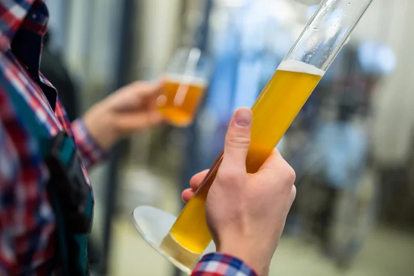 Brewer testing beer — Stock Photo, Image