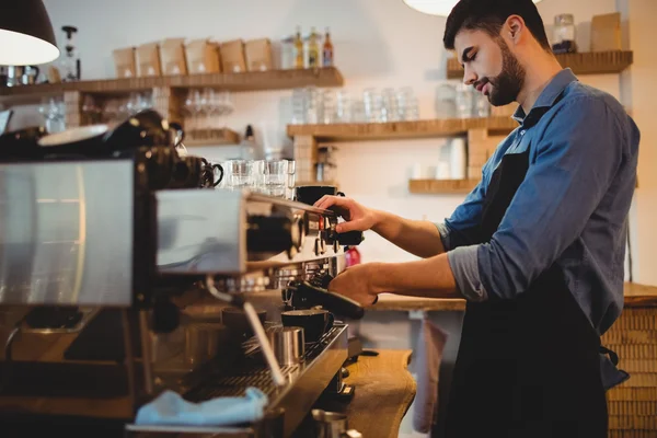 Mann holt Kaffee aus Espressomaschine — Stockfoto