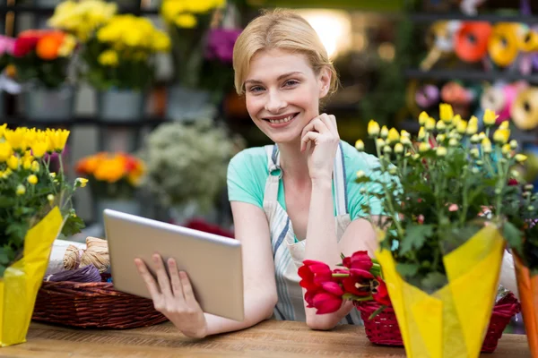 Ženské květinářství hospodářství digitální tablet — Stock fotografie