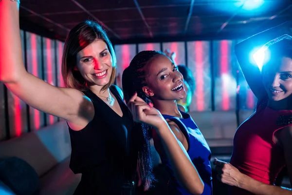 Amigos bailando en pista de baile — Foto de Stock