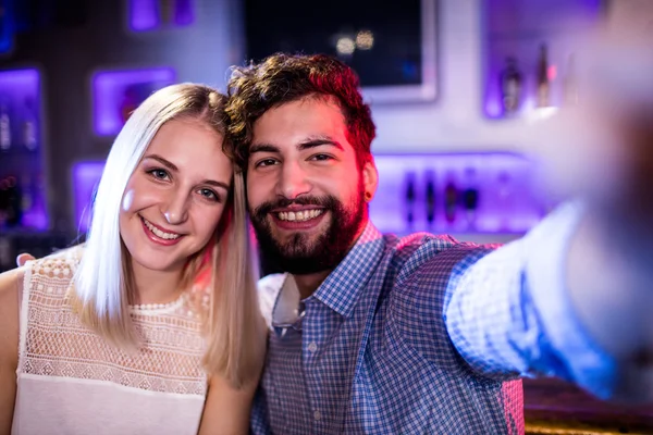 Sorrindo amigos posando para uma selfie — Fotografia de Stock