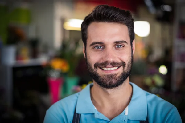 Erkek çiçekçi gülümseyen portresi — Stok fotoğraf