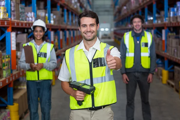 Arbetstagare med tumme upp klädd i gul Reflexväst — Stockfoto