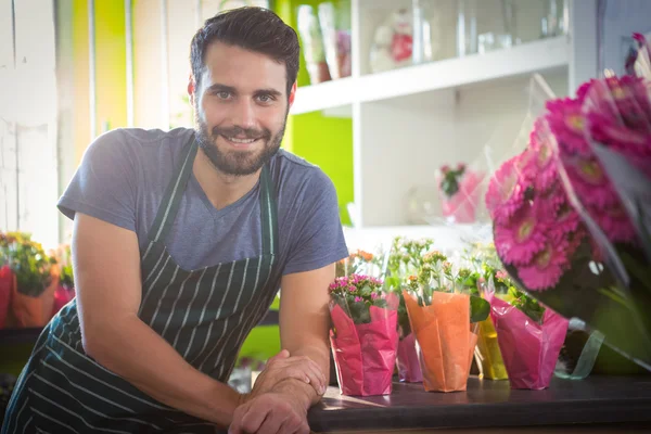 Floristería masculina en su florería — Foto de Stock