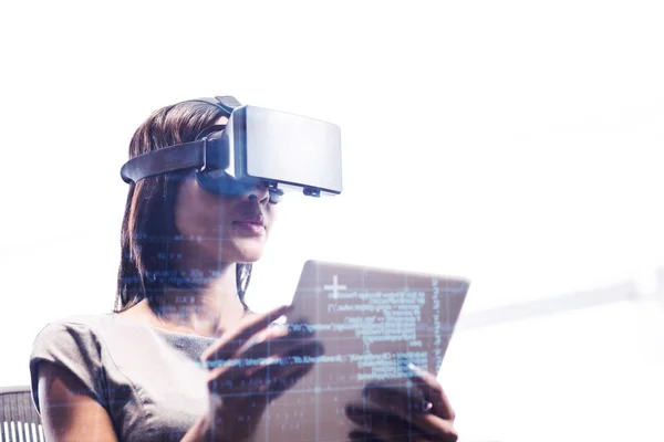 Frau mit virtueller Brille — Stockfoto