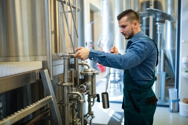 Brewer working at brewery — Stock Photo, Image