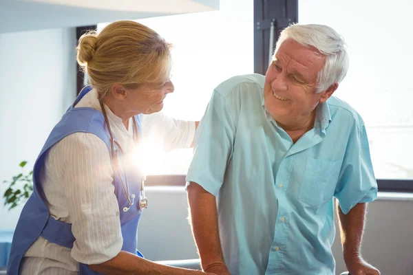 Verplegen verzorgen van een senior man — Stockfoto