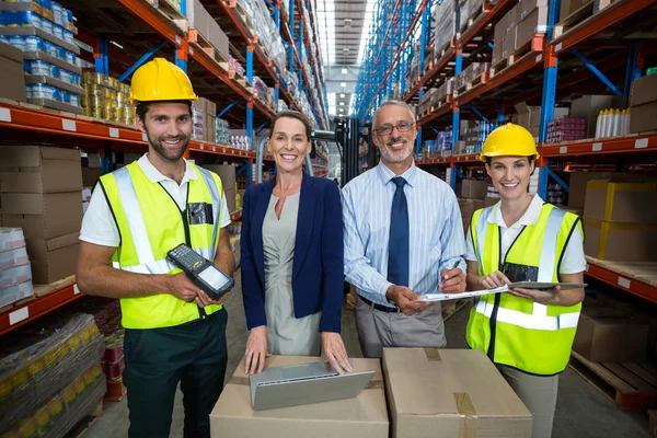 Empresários e trabalhadores de armazém — Fotografia de Stock