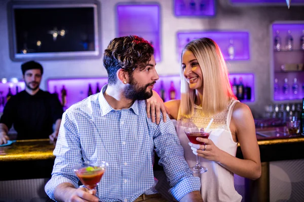 Amigos interagindo uns com os outros no bar — Fotografia de Stock