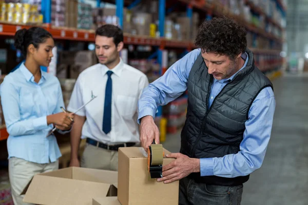 Enfoque de gerente está trabajando en frente de sus colegas —  Fotos de Stock