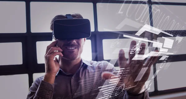 Mann mit Virtual-Reality-Gerät — Stockfoto