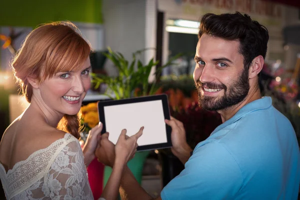 Portret van paar met behulp van digitale tablet — Stockfoto