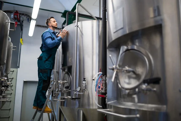 Udržované pracovník pracuje v pivovaru — Stock fotografie