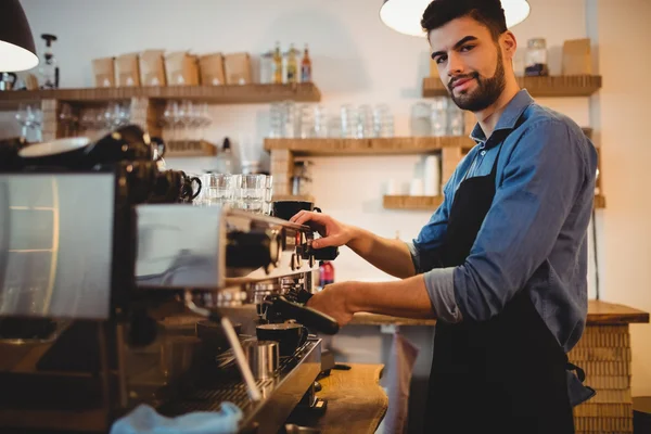 Man tar kaffe från espressomaskin — Stockfoto