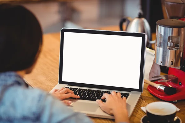 Vrouw met laptop op kantoor — Stockfoto