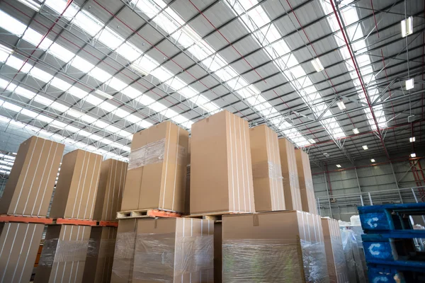 Vista de ángulo bajo de cajas de cartón puestas en paletas —  Fotos de Stock