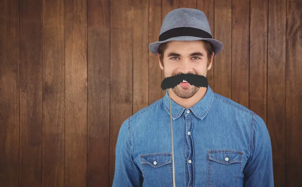 Hipster contre la moustache artificielle — Photo