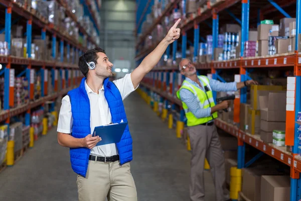 Collega lavoratori alzando lo sguardo — Foto Stock