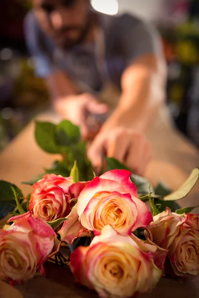 Stelletje roze rozen op tafel — Stockfoto