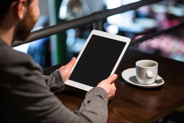 Uomo che utilizza tablet digitale — Foto Stock