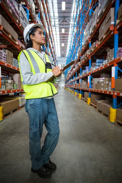 Female worker looking up — Stock Photo, Image