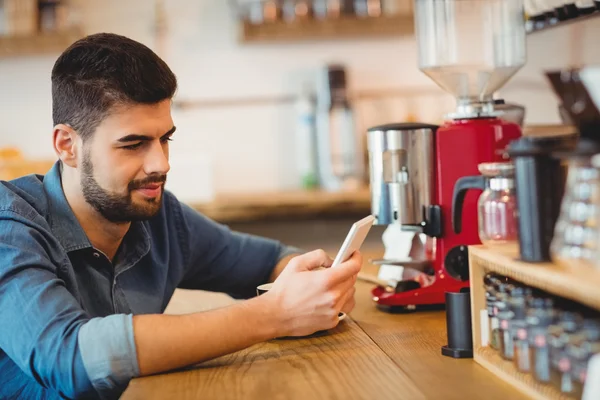 Mladý muž textových zpráv na mobilní telefon — Stock fotografie