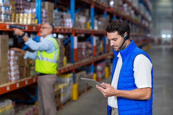 Werknemer kijken naar digitale tablet — Stockfoto