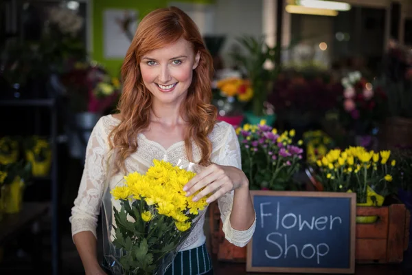 Floristería femenina sosteniendo ramo de flores —  Fotos de Stock