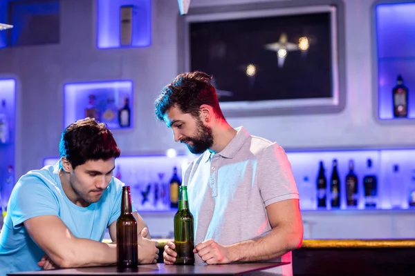 Man consoling his depressed friend — Stock Photo, Image