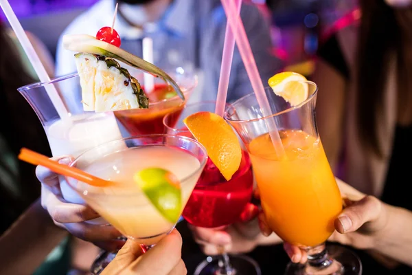 Amici brindano cocktail al bancone del bar — Foto Stock
