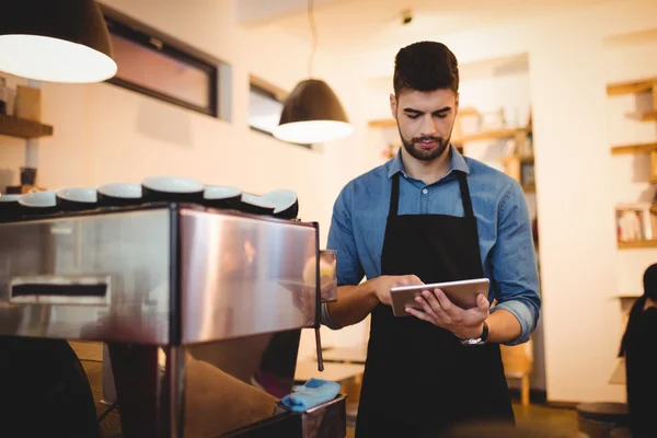 Homem usando tablet digital — Fotografia de Stock