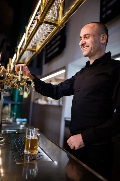 ビールは、ビールのポンプからビールのグラスにビールを充填 — ストック写真
