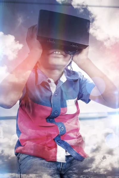 Jongen met behulp van virtuele realiteit apparaat — Stockfoto