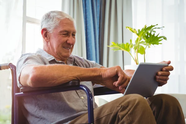 Seniorchef mit digitalem Tablet — Stockfoto