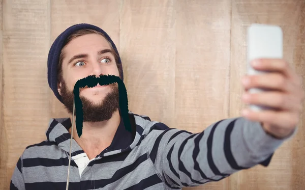 Hipster fare faccia mentre prendere selfie — Foto Stock