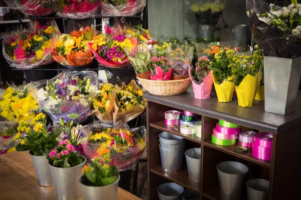 Vaso de flores dispostos em uma bancada de madeira — Fotografia de Stock