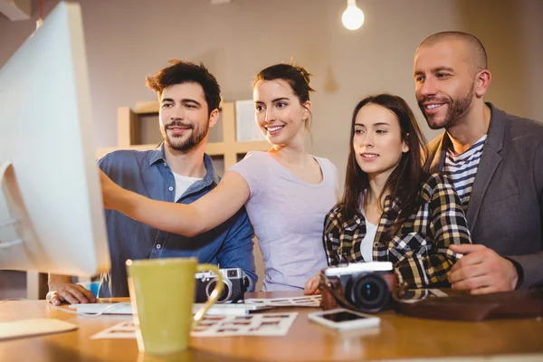 Echipa de designeri grafici care lucrează pe un computer — Fotografie, imagine de stoc