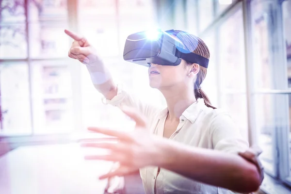 Frau nutzt Virtual-Reality-Gerät — Stockfoto