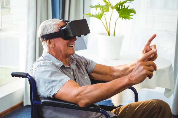 Idősebb ember egy tolószékben, virtuális valóság eszköz használata — Stock Fotó