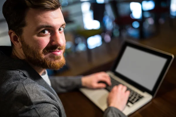 Közelkép az ember használ laptopczłowieka za pomocą laptopa z bliska — Zdjęcie stockowe